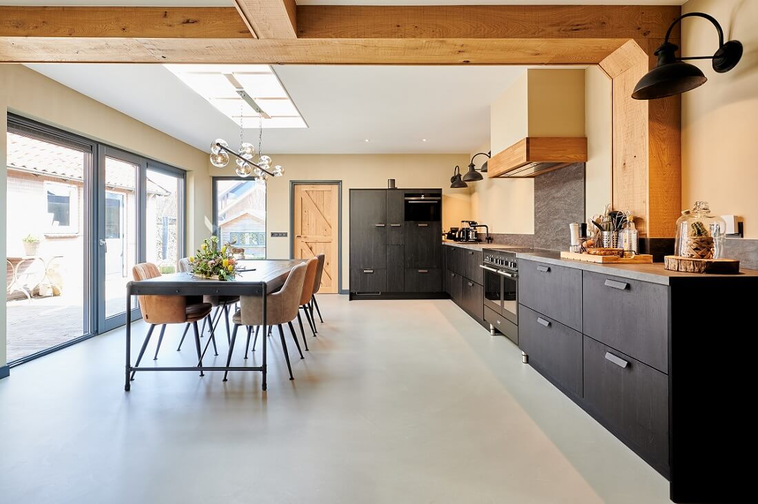 Plameco Spanndecken: Küche im industriellen Stil mit Balken, schwarzer Küche, Oberlicht
