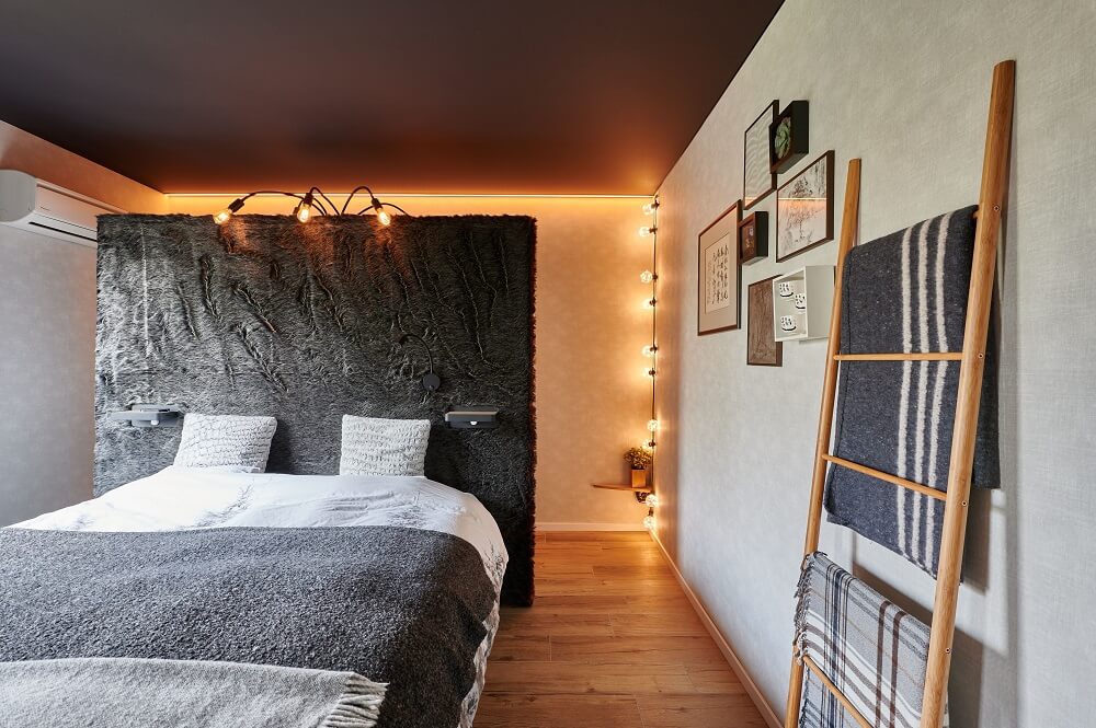 Plameco Spanndecken: Schlafzimmer mit dunkler Decke – stilvoll und gemütlich