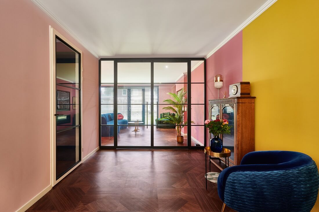 Plameco Spanndecken: farbig gestaltetes Wohnzimmer eklektischer Einrichtungsstil
