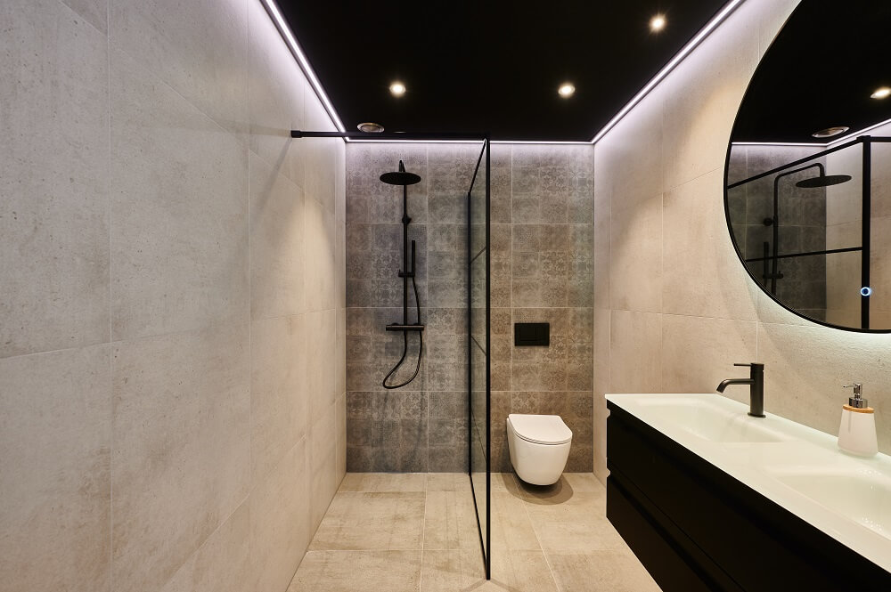 Plameco Spanndecken: minimalistisches Badezimmer mit schwarzer Decke, LED-Beleuchtung und Einbauspots