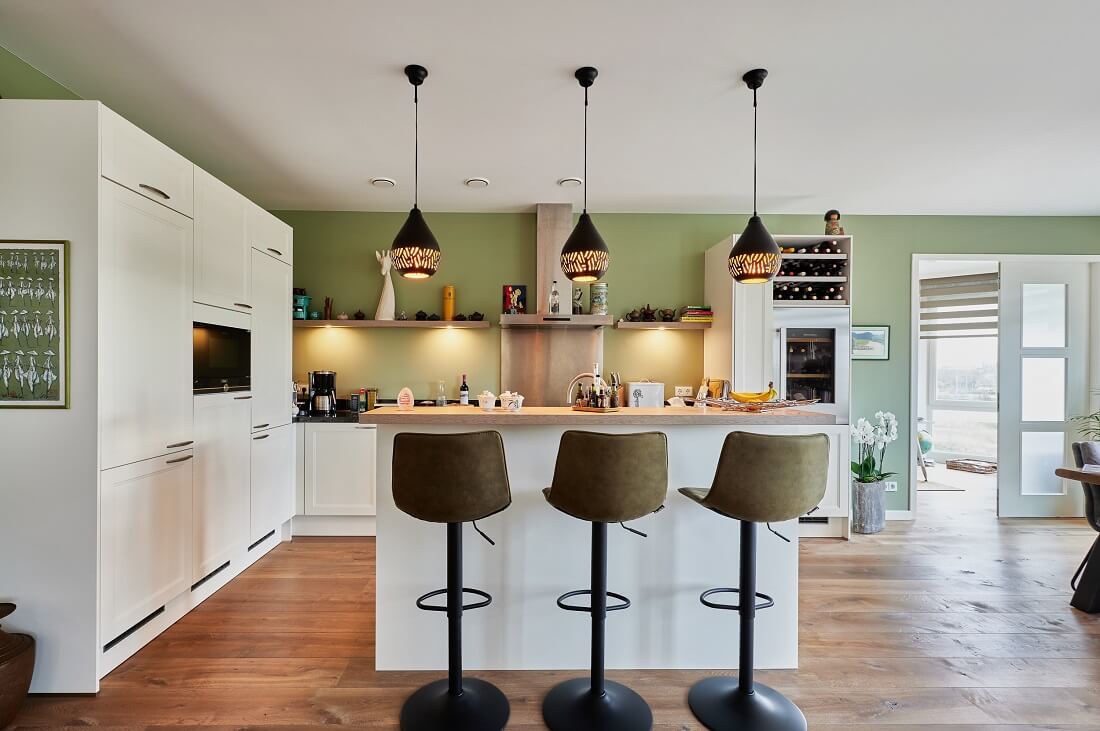 Plameco Spanndecke: Landhausstil, grüne Wandfarbe, integrierte Beleuchtung, Abluftventil